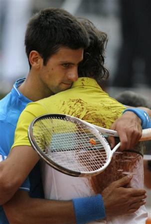 2009馬德里-0516四強-DjokovicNadal-hug.jpg