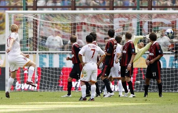 Maldini-20090524-Roma-被進兩個自由球.jpg