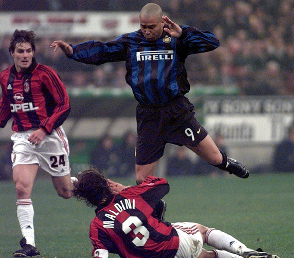 Paolo-MilanDerby-Ronaldo.jpg