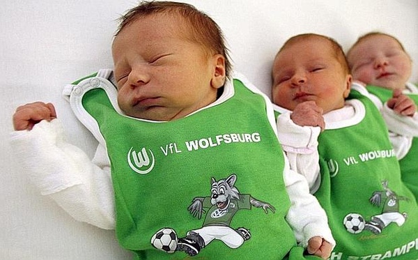 20090523-Wolfsburg慶BundesligaTriumph-新生兒mini-teamKit.jpg