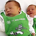 20090523-Wolfsburg慶BundesligaTriumph-新生兒mini-teamKit.jpg