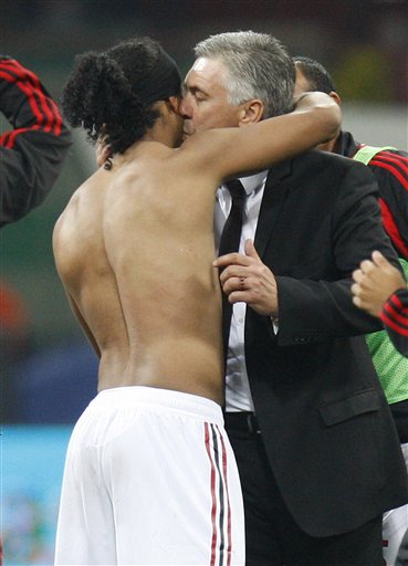 20080928-Inter-Dinho-Ancello-kiss.jpg