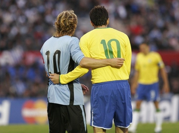 2010世預賽-20090607-巴西-kaka-烏拉圭Forlan-背影.jpg