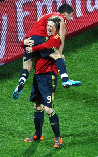 Spain-20090614-聯合會杯-Torres-Villa-hug.jpg