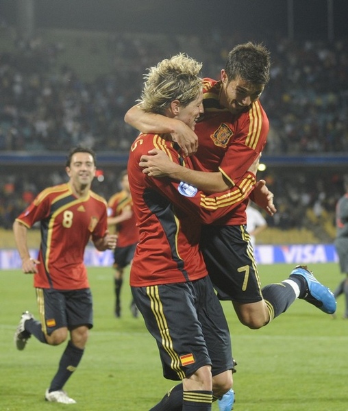 Spain-20090614-聯合會杯-Torres-Villa-hug2.jpg