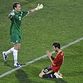 Spain-20090614-聯合會杯-funny-Cesc-跪謝gk.jpg