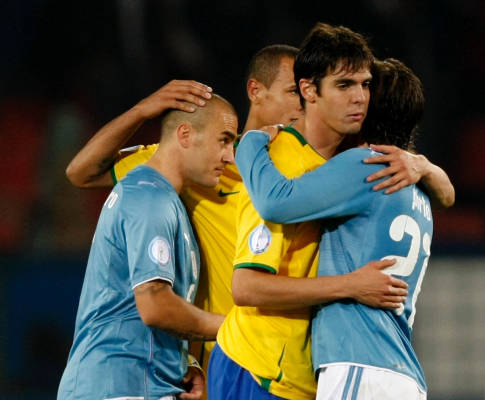 2009聯合會杯-0621-Azzurri-輸很大pirlo-kaka-hug.jpg