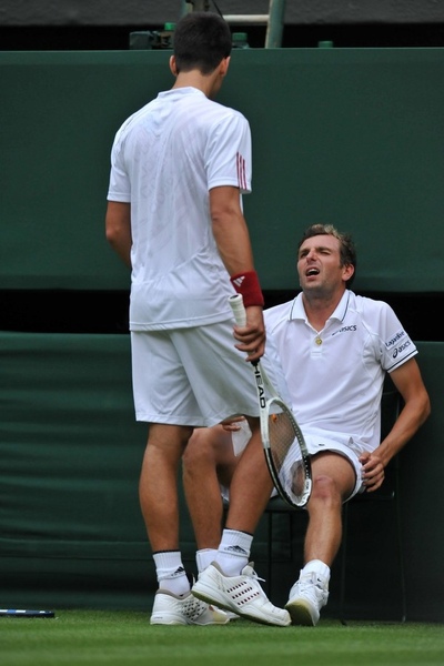 2009溫布頓-0622-Djokovic-關心對手-1.jpg