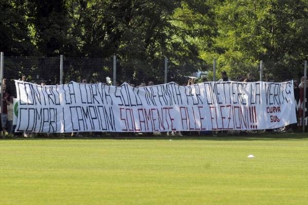 Milan-20090706-milanello-愛之深責之切布條ThanksForTheseYearsButNowYouSellAC Milan.jpg