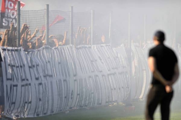 Milan-20090706-milanello-熱鬧的抗議球迷.jpg