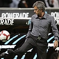 Milan-20090828-R02derby-inter穆教頭Mourinho踢球.jpg