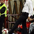 Milan-20090828-R02derby-leonardo踢球.jpg