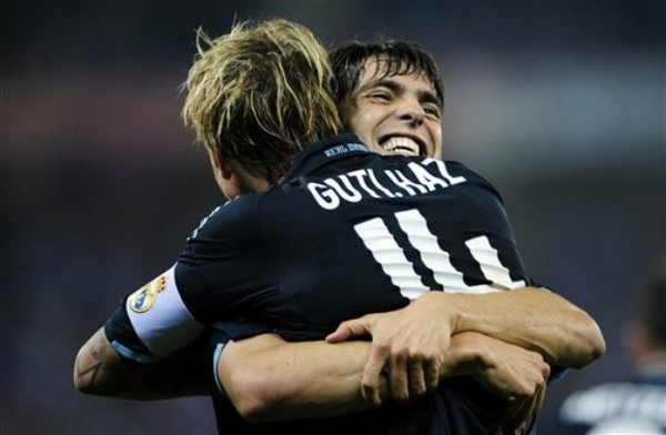 Marca-20090913-皇馬guti-kaka-hug-g.jpg