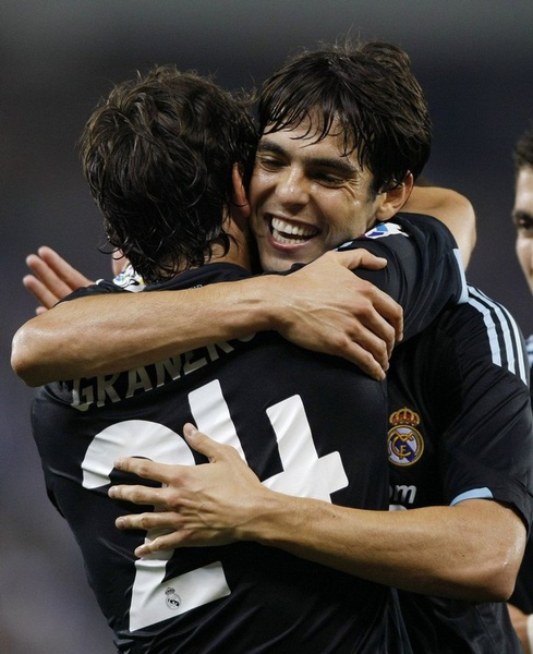 Marca-20090913-皇馬kaka-Granero-hug.jpg