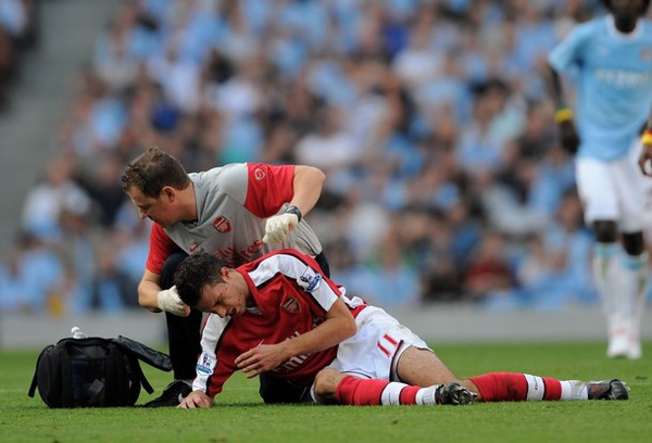 Arsenal-20090912-vanPersie-hurt-Ade凶手.jpg