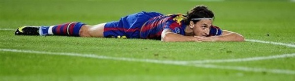 funny場上摸魚法-Ibra-Barca-20090929CL-M2-g.jpg