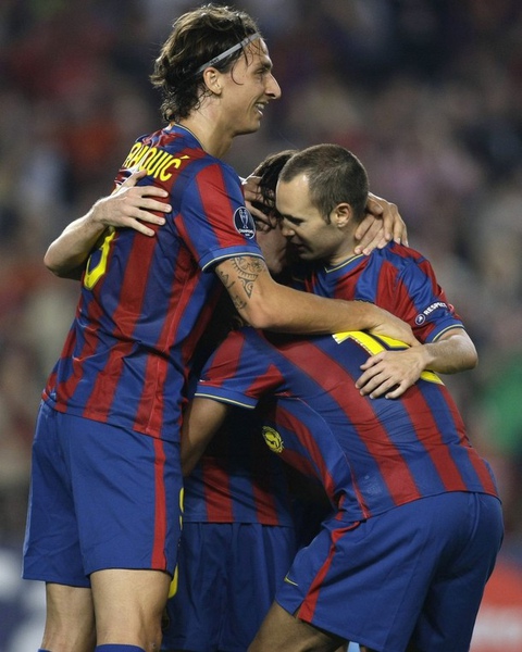 funny大巨人小矮人-Barca-20090929CL-M2-Ibra-messi-Iniesta.jpg