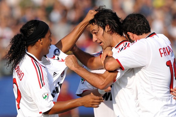 Milan-20091004-R07-nesta-dinho-favalli慶功.jpg