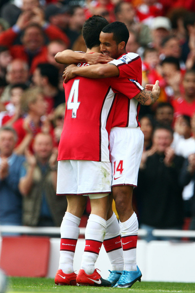 Arsenal-20091004-R08-Cesc-Walcott-hug.jpg