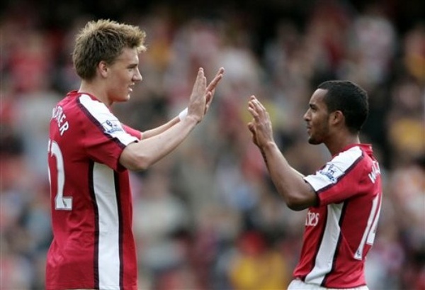 Arsenal-20091004-R08-Bendtner-walcott.jpg