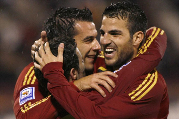 2010WC預賽-Spain-20091010-Cesc-Goal-Negredo-hug.jpg