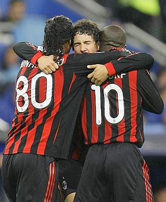 07pato-dinho-seedorf-hug.jpg