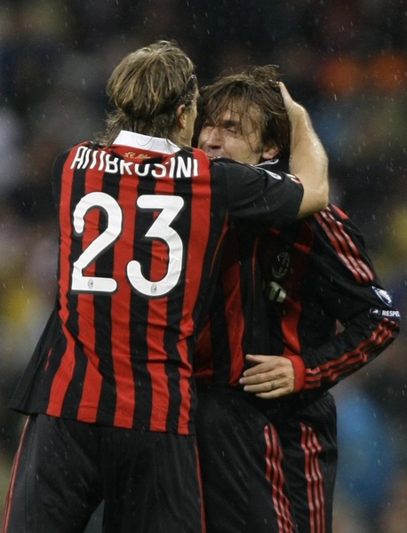 Milan-20091021-CLM3-pirloGoal-ambo-hug.jpg