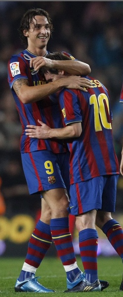 Barca-20091025-IbraGoal-大巨人與小矮人messi-g.jpg