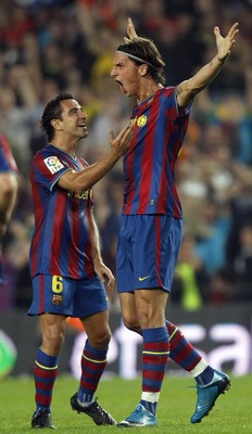 Barca-20091025-IbraGoal-大巨人與小矮人-xavi-s.jpg