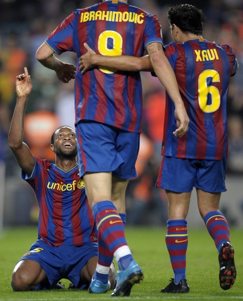 Barca-20091025-Ibra-大巨人與小矮人Keita-xabi2.jpg