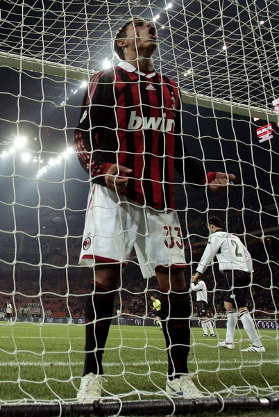 Milan-20091031-Parma-Silva-中柱可惜了.jpg