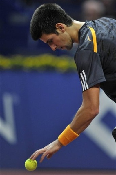 2009Basel-1106-Djokovic-拍球冷靜L.jpg