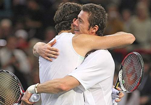 2009Paris-1111-Safin道別賽-2-delPotro-hug.jpg