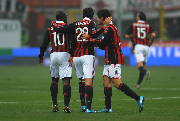 Milan-20091122-R13-慶祝進球-pato-Borrello-seedorf背影.jpg