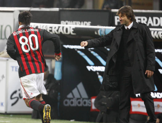 Milan-20091122-R13-慶祝進球-dinho-Leo.jpg