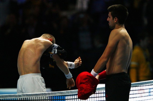 2009London-1123-Djokovic-Davydenko-換衣致意1.jpg