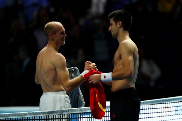 2009London-1123-Djokovic-Davydenko-換衣致意.jpg