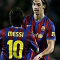 Barca-20091129-RM-Ibra-Messi-大巨人小矮人.jpg