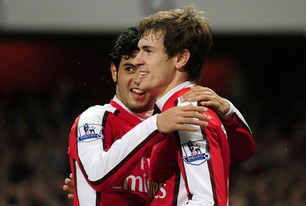 Arsenal-20091205-RamseyGoal-Vela-hug.jpg