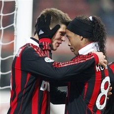 Milan-20100106-R18-進球樂翻天-二人抱抱篇-Huntelaar-Dinho.jpg