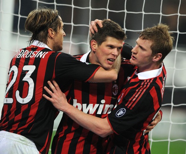 Milan-20100106-R18-進球樂翻天-三人抱抱篇-ambro-Huntelaar-Abate.jpg