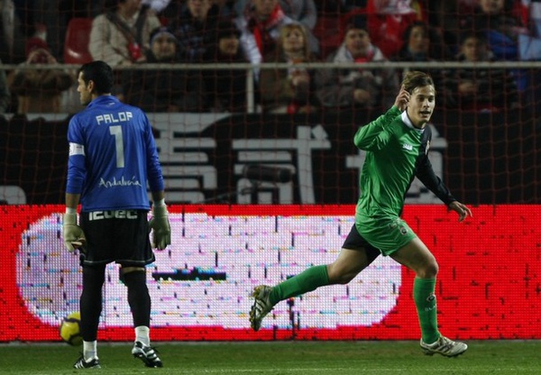 sergio canales racing_20100109-Sevilla-goal.jpg