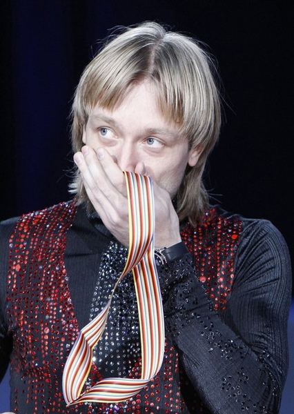 2010EuroFSChampionships-0121-Plushenko-金牌到手感動中.jpg