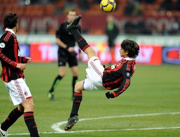 Milan-20100127-coppaItalia-Pippo倒掛金鉤.jpg