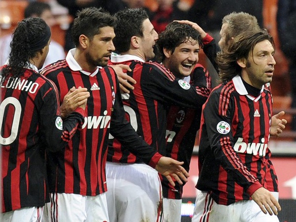 Milan-20100228-Pato-twoGoals-歡慶中-becks摸頭.jpg