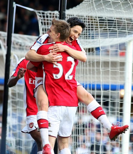 Arsenal-20100327-大巨人小矮人劇場-hug.jpg