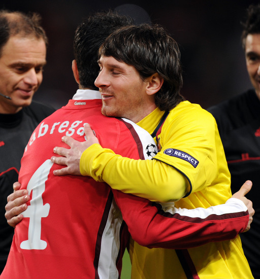 Arsenal-20100331CLB8-1-Barca-Cesc-Messi-hug.jpg