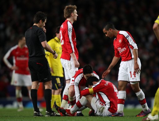 Arsenal-20100331CLB8-1-Barca-Cesc受傷.jpg