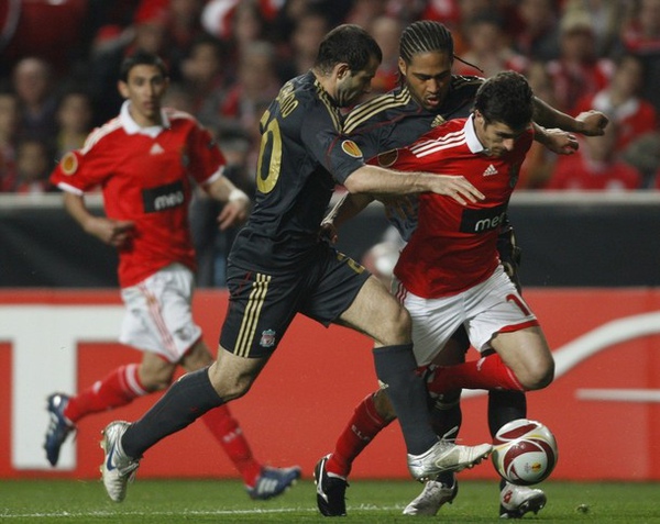 Benfica-Liverpool-20100401-UEL-Aimar被包圍.jpg