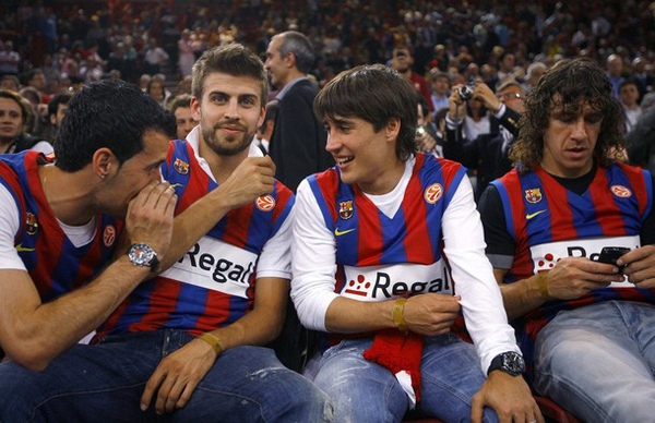 Barca-20100509-在場邊看球的Pique-Bojan-Puyol.jpg